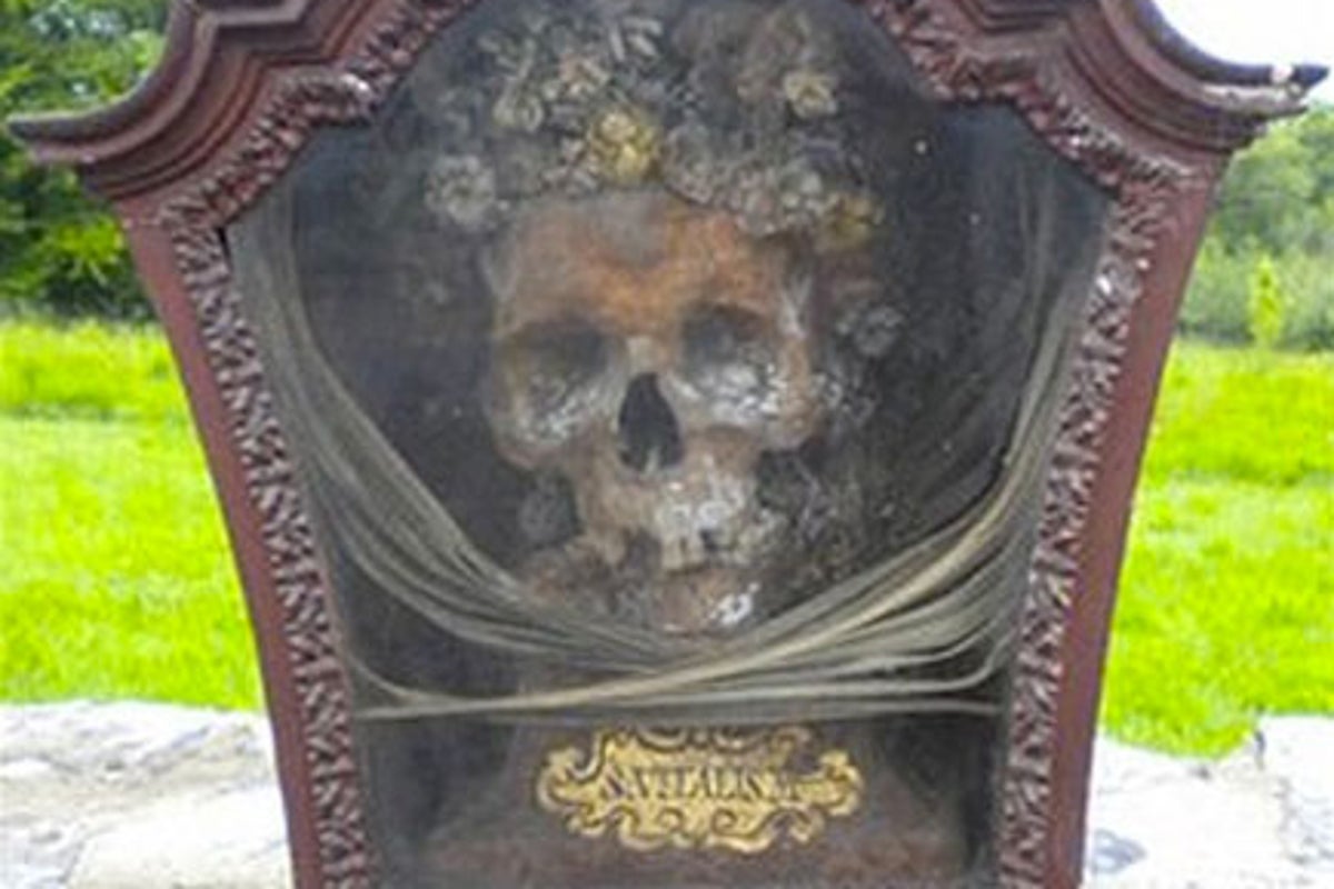 Provenance uncertain, but ancient human head draws plenty of bidders ...