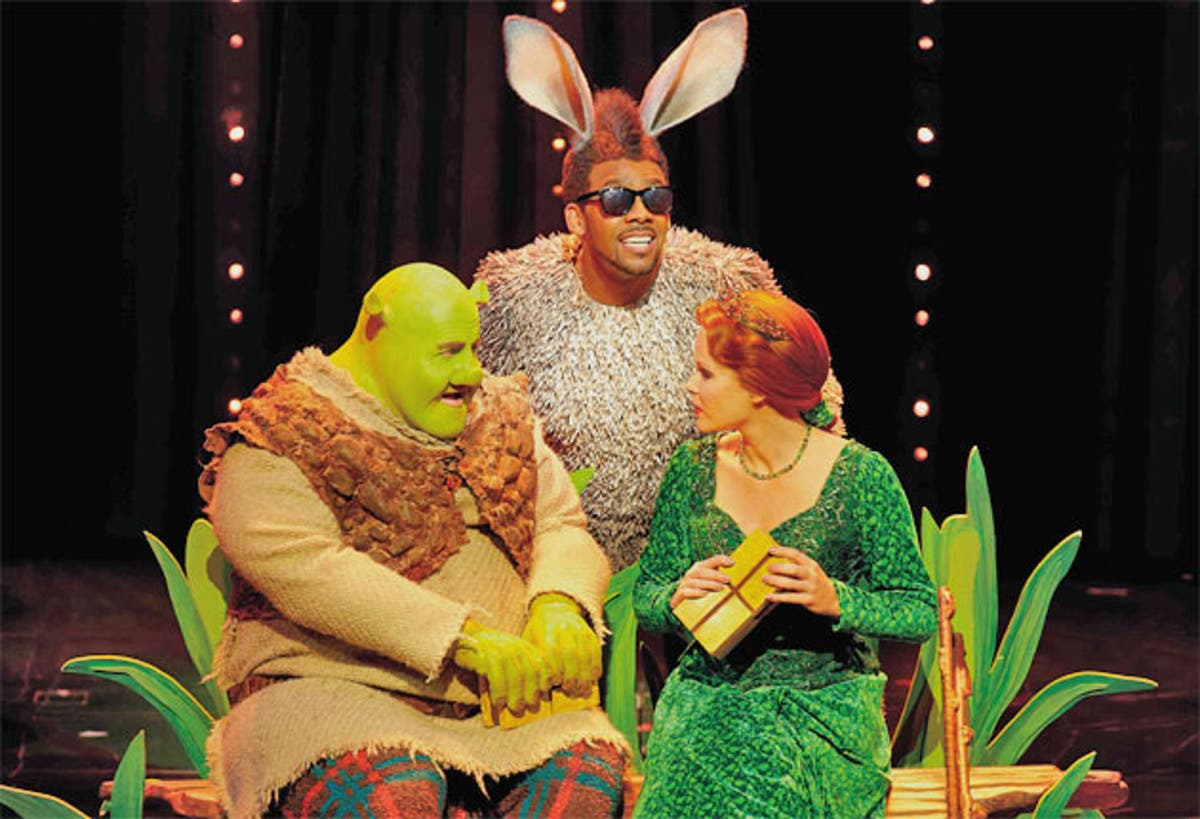 Шрек мюзикл. Shrek the Musical. Дракон в Шреке сценка в театре. One Night at Shrek Hotel.