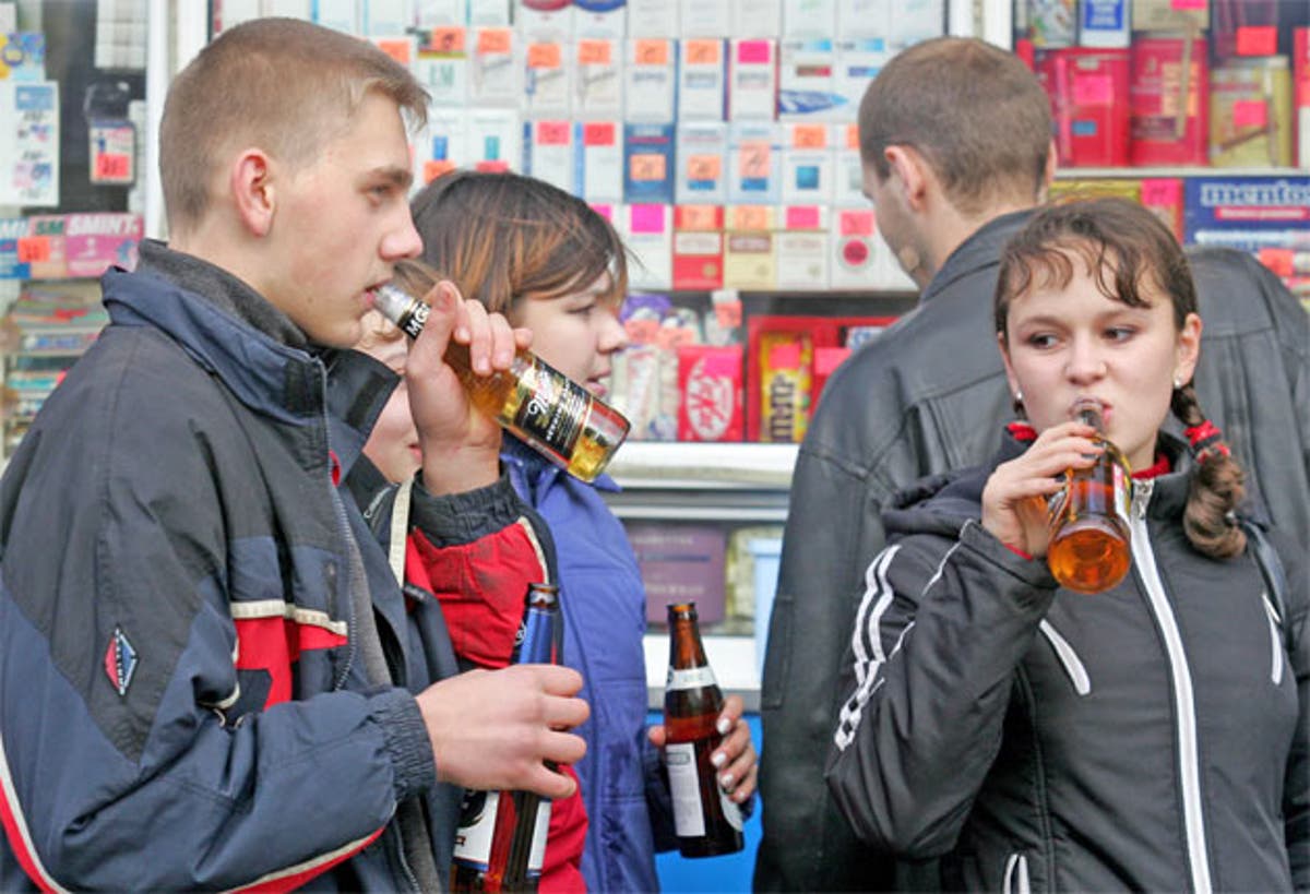 Употребление спиртного несовершеннолетними. Молодежь с пивом. Алкоголь и молодежь. Школьники с алкоголем. Алкоголизм молодежи.