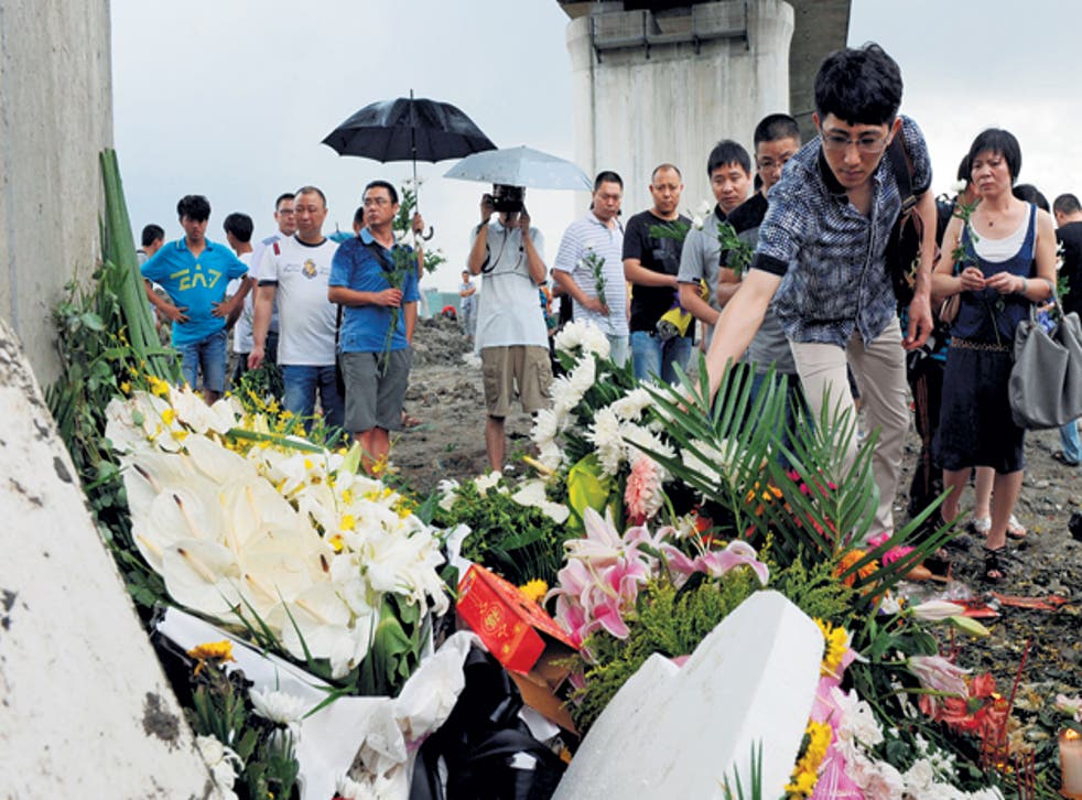 Mourners pay their respects to victims of the train crash in Wenzhou