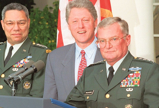 Shalikashvili (right) with Colin Powell and President Clinton in the White House Rose Garden in 1993