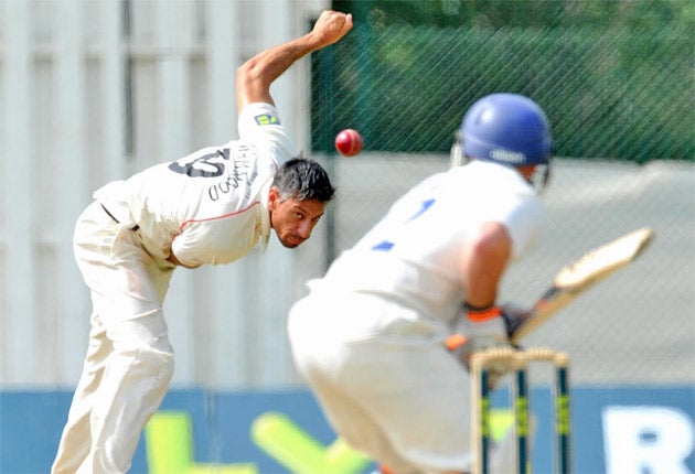 Saj Mahmood, who took a wicket with one of 12 no-balls, bowls to Laurie Evans