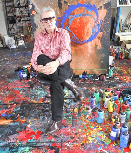 Hoyland in his studio in 2008 with his painting 'Sun Feast'