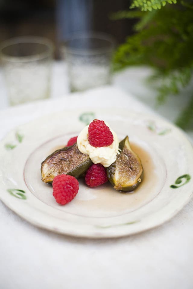 Roasted figs with raspberries