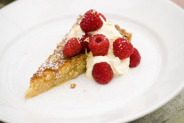 Almond tart with raspberries and crème fraîche