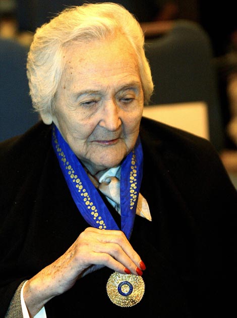 Nancy Wake displays her Companion in the General Division of the Order of Australia award she received in 2004