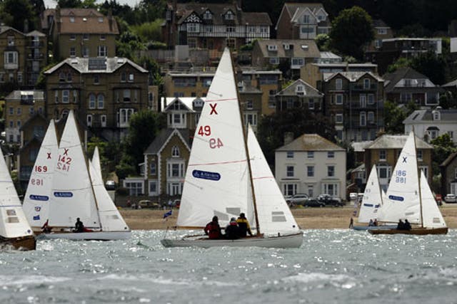X boats in Aberdeen Cowes Week stream past houses lining the shore