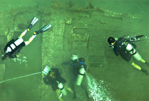 Marine archaeologists search off the coast of Panama