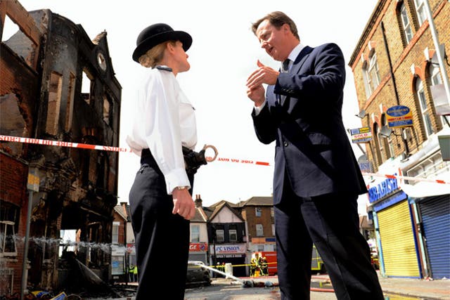 David Cameron meets Acting Borough Commander Superintendent Jo
Oakley on a visit to Croydon