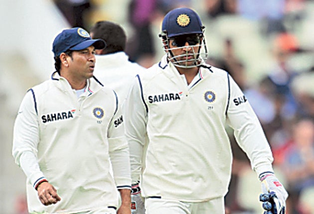 MS Dhoni talks to Sachin Tendulkar (left) on another trying day for the tourists