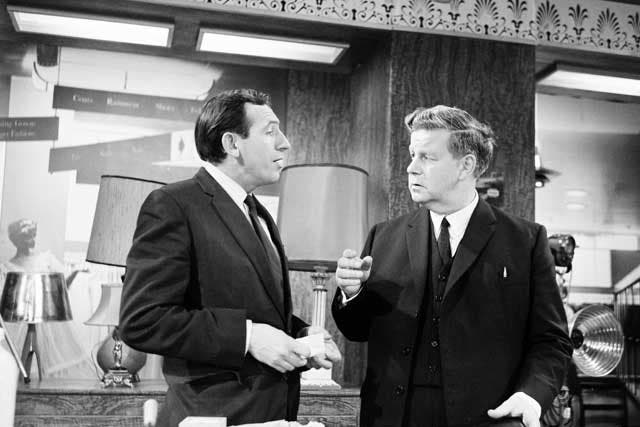 Pearson, right, with Leonard Rossiter in a 1965 Play of the Week, 'Mr Fowlds'