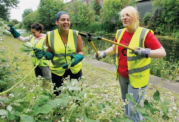 Young volunteers tidy up the Thames riverbank with the Waterways Trust