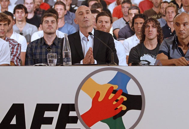 Joe Luis Rubiales is flanked by Iker Casillas (left) and Carles Puyol as Spain's players go on strike