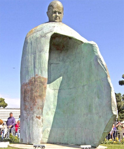 The vast majority of Romans dislike the papal statue