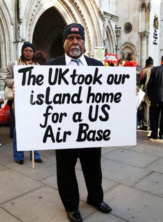 Exiled islanders stage a protest outside the High Court in London