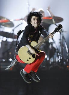 Green Day singer kicked off flight over sagging jeans