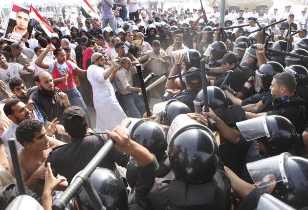Egyptian anti-Mubarak protesters clash with riot policemen in Cairo today