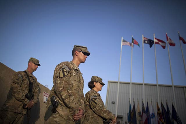 Afganistán: soldados estadounidenses en una ceremonia en su base aérea de Bagram