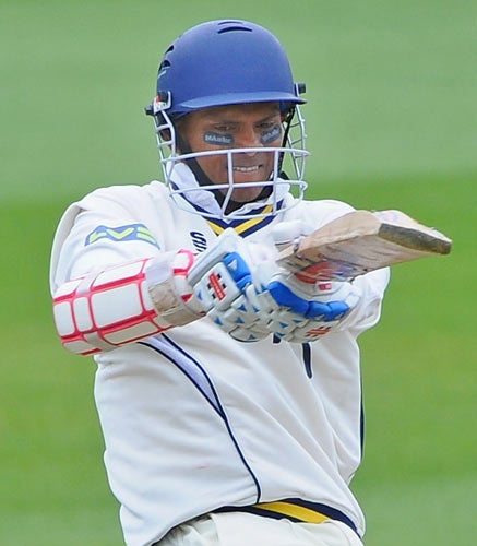 Shivnarine Chanderpaul's dour 171 was just what leaders Warwickshire wanted yesterday to close on the title