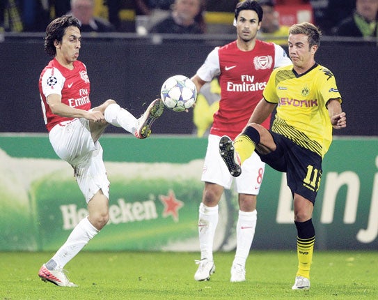 Yossi Benayoun competes for the ball with Dortmund's Mario Goetze