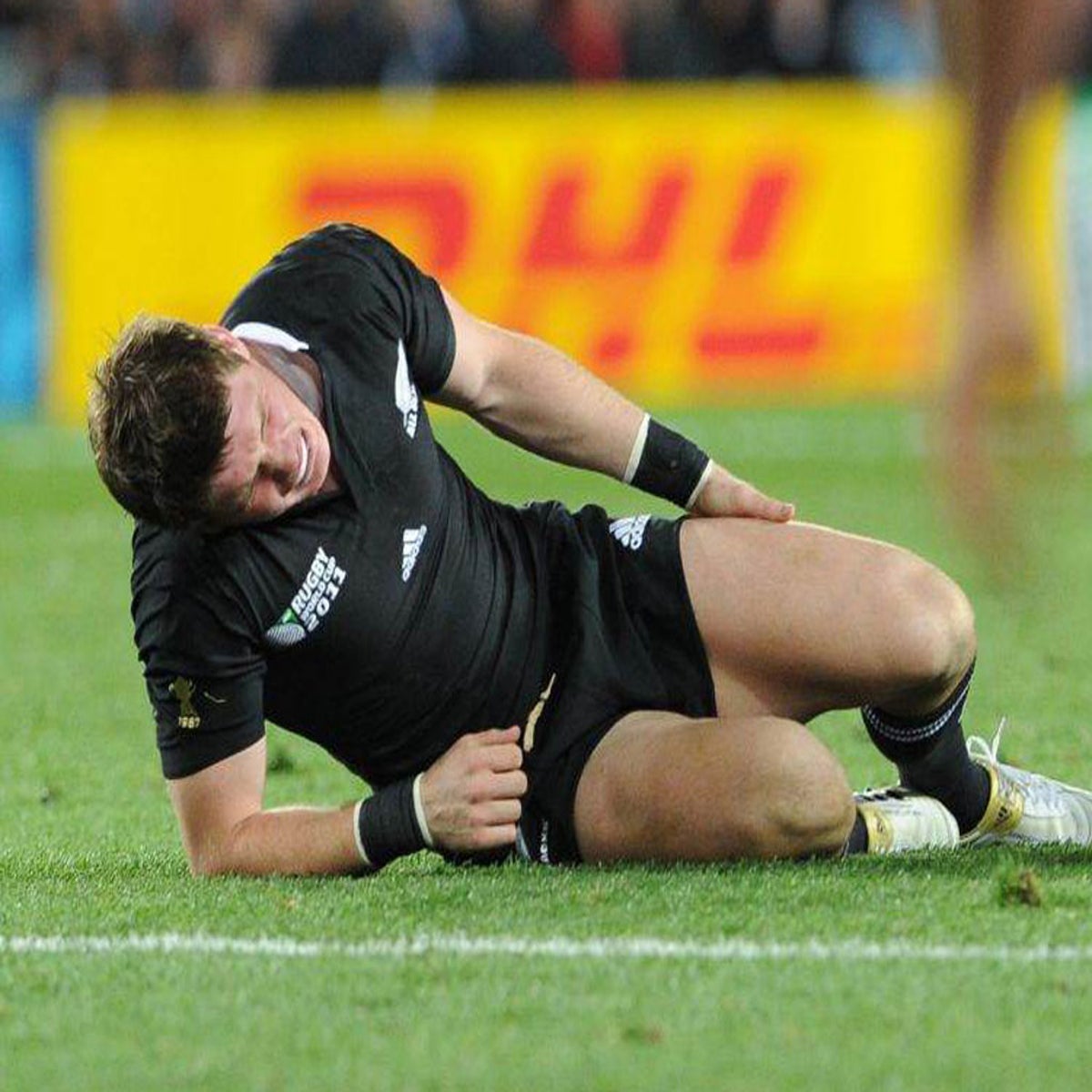 Injured Dan Carter offers support to Colin Slade