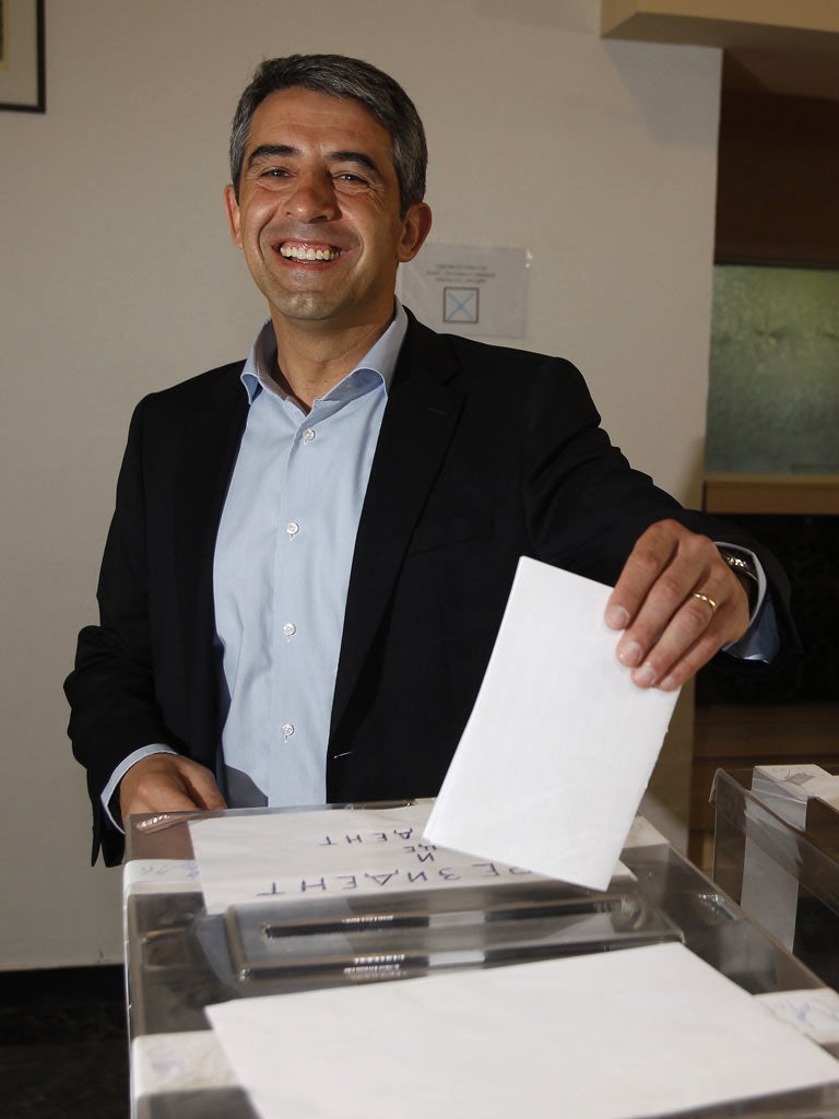 Rosen Plevneliev casts his vote at a polling station in Sofia