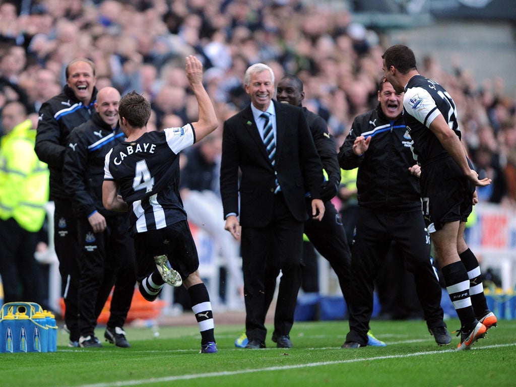 Alan Pardew (centre) is all smiles as Yohan Cabaye celebrates the winner