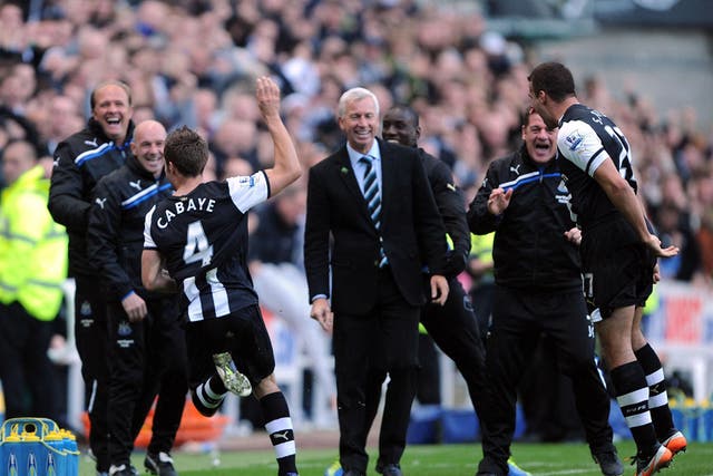 Alan Pardew (centre) is all smiles as Yohan Cabaye celebrates the winner