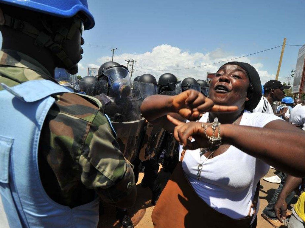 Liberian riot police and UN forces square up to opposition
Congress for Democratic Change party supporters rallying in
the capital, Monrovia