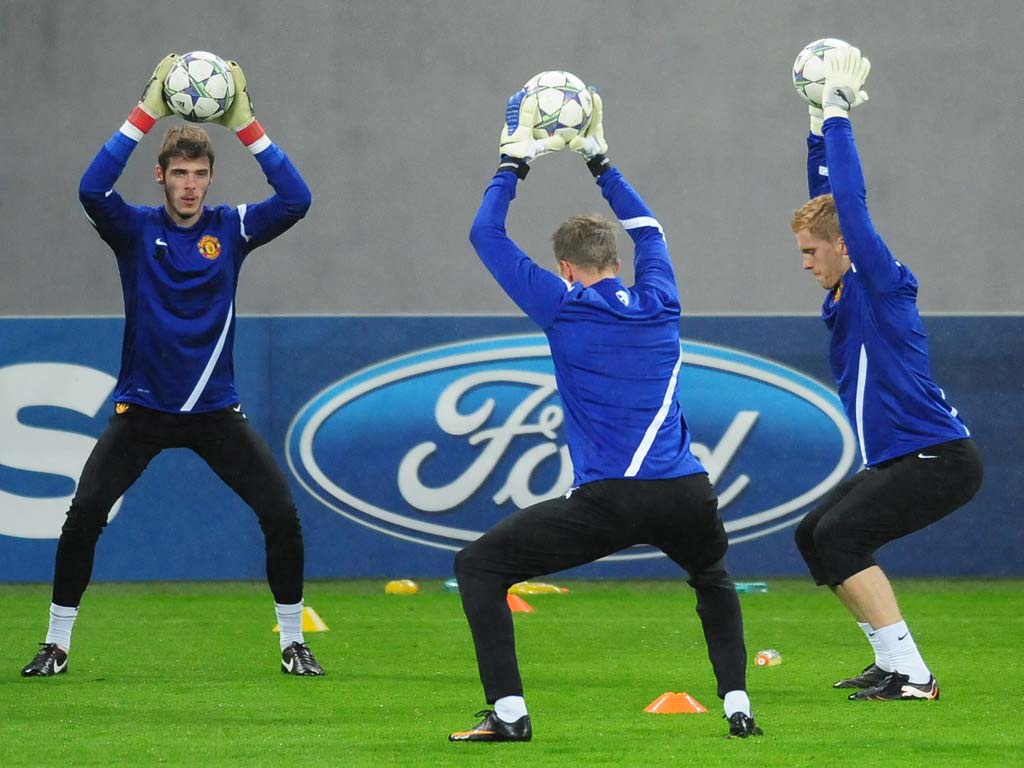 Manchester United's goalkeepers David de Gea, Danish Anders Lindegaard and Tomasz Kuszczak pictured training