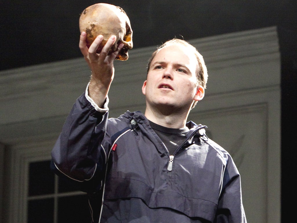 Roy Kinnear inspects the skull of Yorick as Hamlet