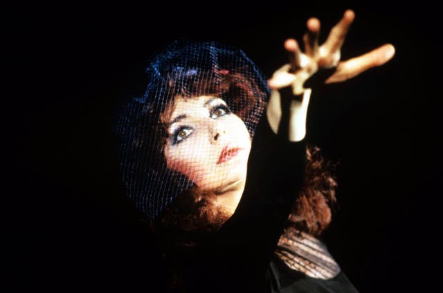 <p>Kate Bush in concert, 1986  </p>