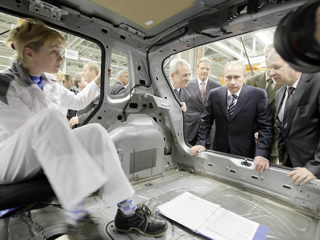 Vladimir Putin tours the Volkswagen assembly plant in Kaluga in 2009