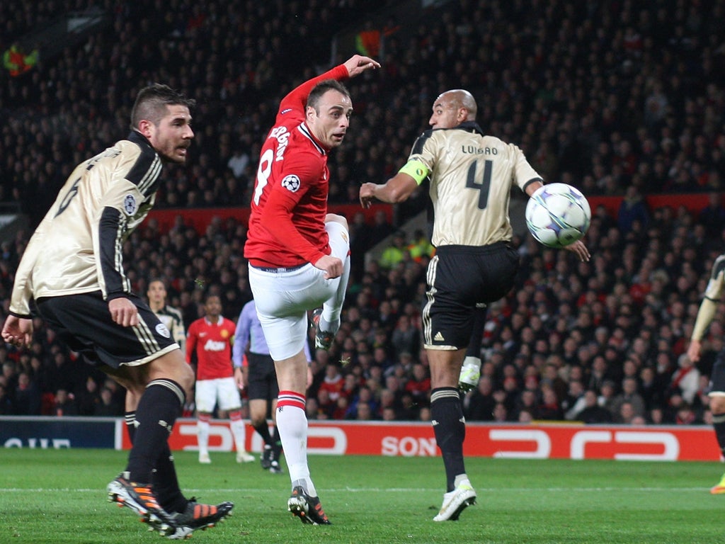 Dimitar Berbatov eqaulizes after Phil Jones' early own goal