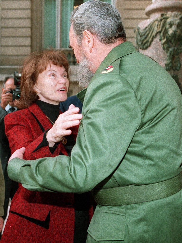 Mitterrand welcomes Fidel Castro to Paris in 1995