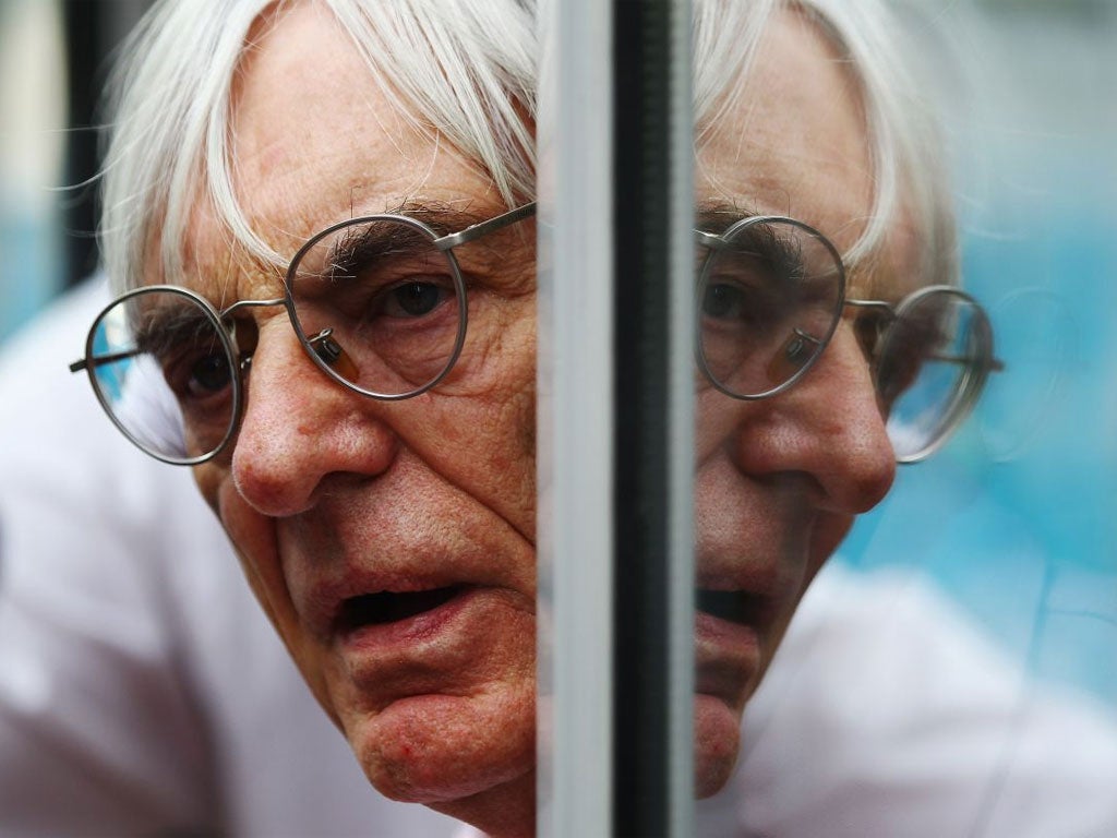 Bernie Ecclestone spends
time in the pits ahead of
the India Grand Prix this
weekend