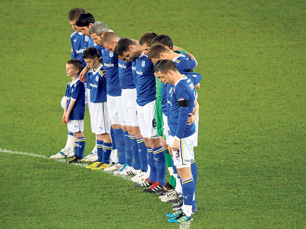 Cardiff City players observe a minute's silence for Gary Speed on Tuesday night