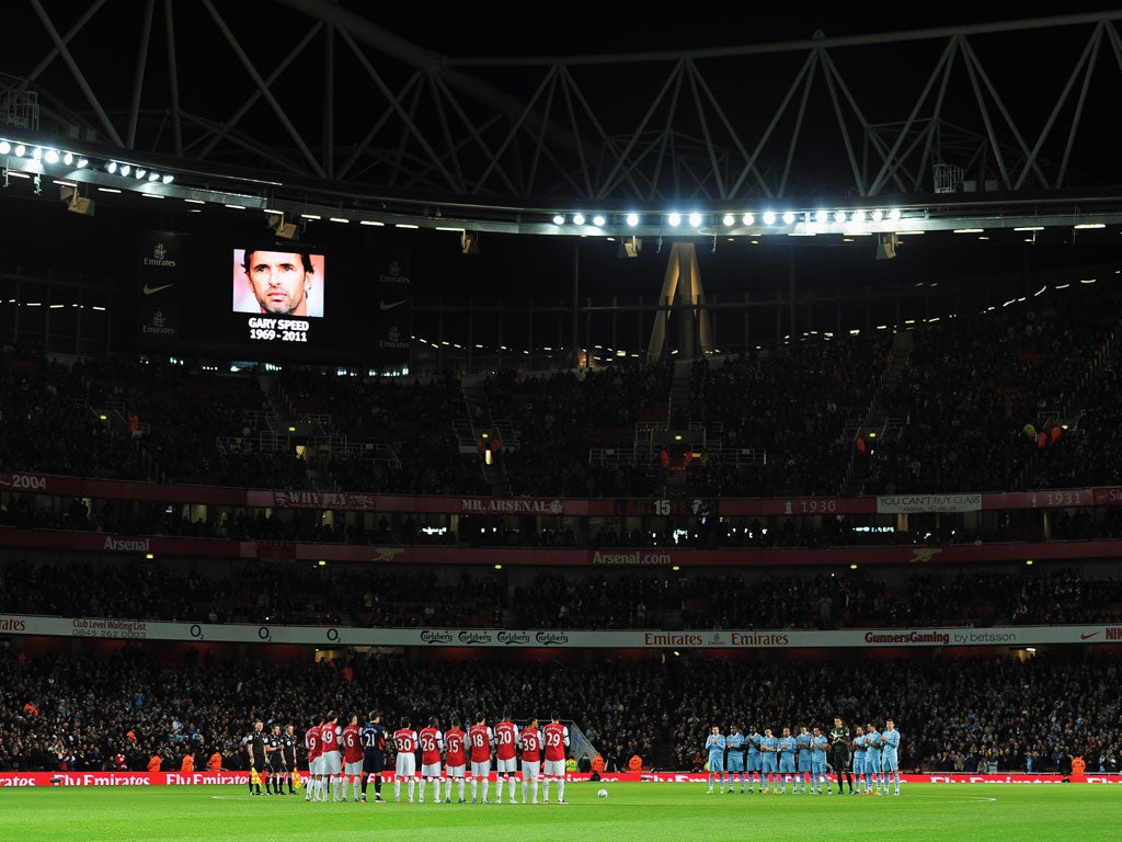 Arsenal and
Manchester City
players join supporters
to remember Gary
Speed prior to their
Carling Cup
quarter-final match at
the Emirates Stadium
on Tuesday.