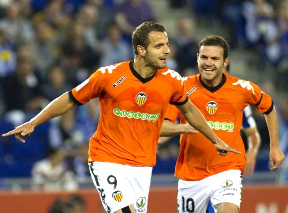 Roberto Soldado (left) and Juan Mata during the latter’s Valencia
days