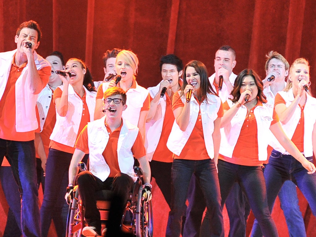The stars of the TV series Glee in full song
