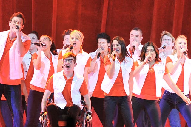 The stars of the TV series Glee in full song