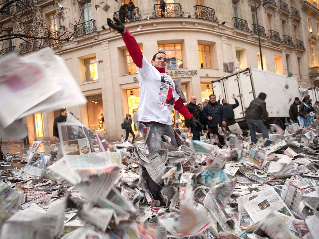 'France Soir' workers make their untidy protest