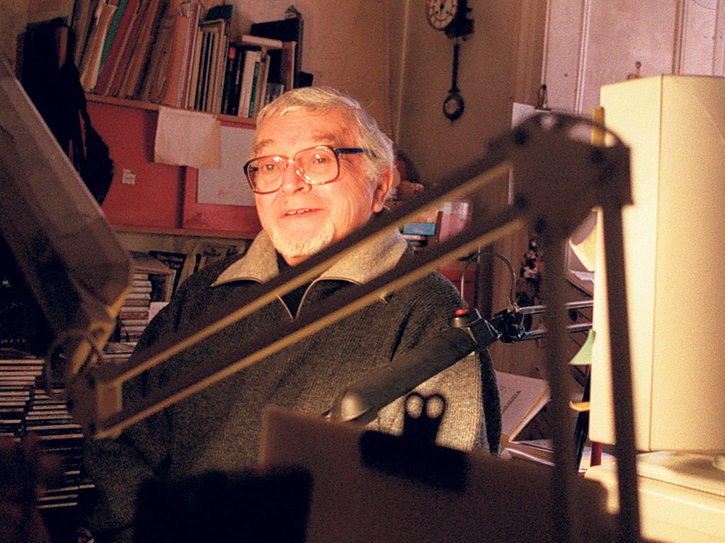 Hoban at work in 1999; one visitor likened his home to a ‘junkyard’, but he was the most focused of writers
