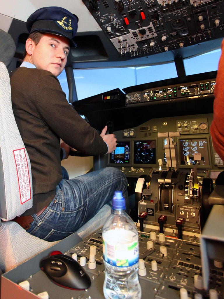 <p>Tom Peck tests himself on a Boeing jet simulator</p>