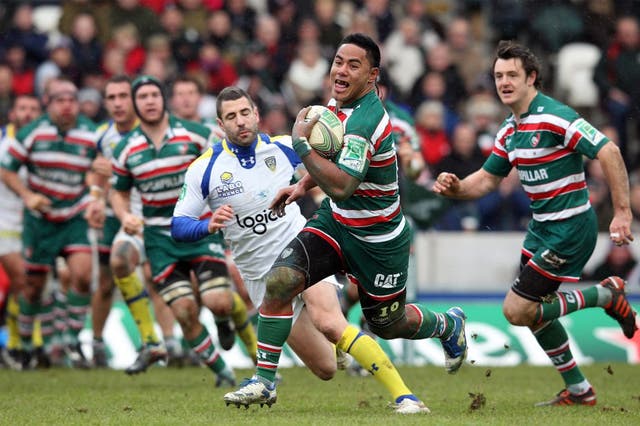 <p>The England centre Manu Tuilagi runs in Leicester's first try against Clermont</p>