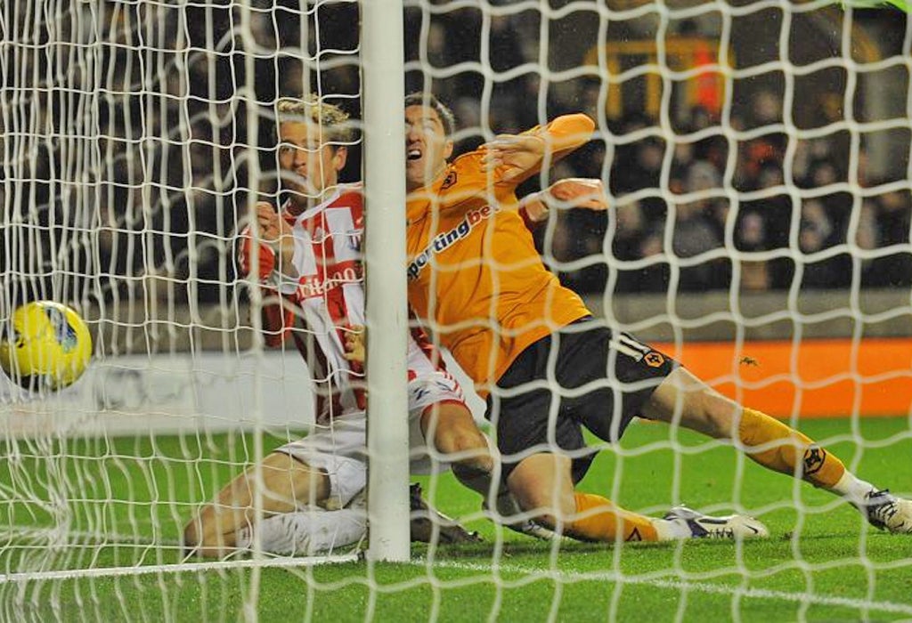 Peter Crouch squeezes home the winner