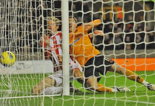 <p>Peter Crouch squeezes home the winner </p>