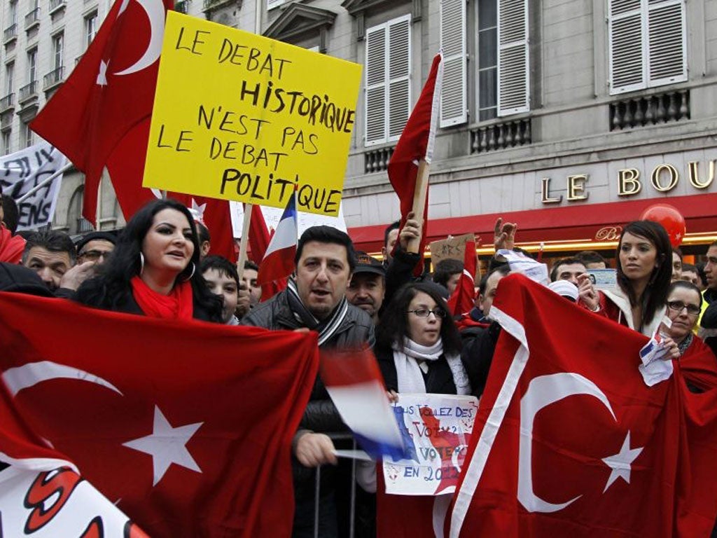 Franco-Turks protest outside the National Assembly