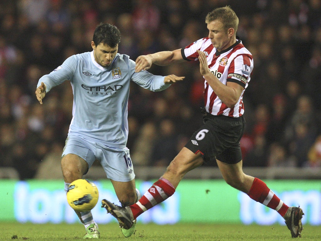 Manchester City’s Sergio Aguero (left) vies for the ball against
Sunderland’s captain, Lee Cattermole, during yesterday’s match