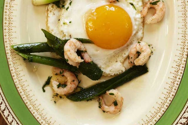 Fried egg with leeks and prawns